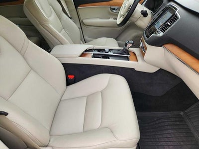 2022 Volvo XC90 Momentum